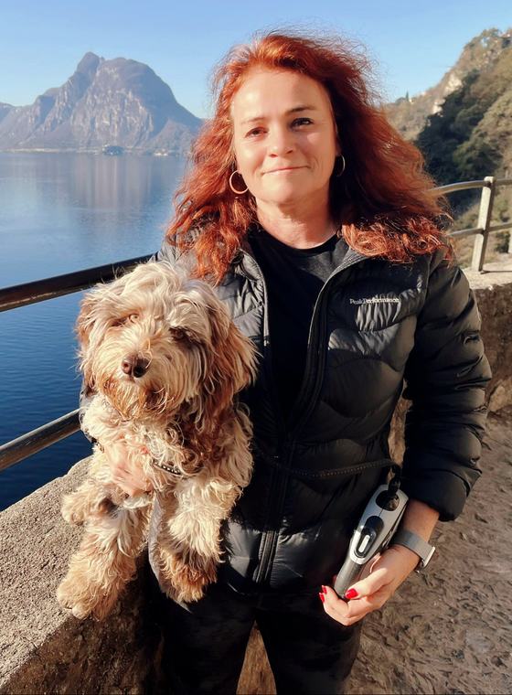 Catherine mit Pebbles auf dem Arm am See in Lugano